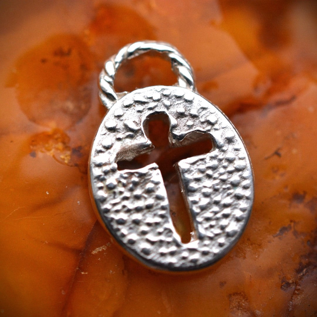 Сребърен медальон 925 с изрязан кръст и релефна текстура, символ на вяра и защита, ръчно изработено бохо-рустик скулптурно бижу от Арт Дива.