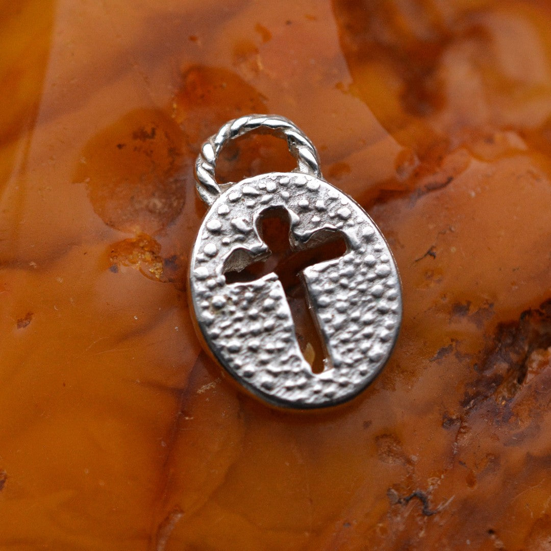 Сребърен медальон 925 „Кръстът на Смирението“ – символ на защита и вяра | Бохо – рустик – скулптурно бижу | Арт Дива