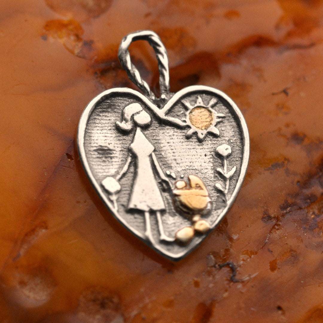 Сребърен медальон 925 сърце с майка и бебе, със златни акценти, символ на майчина любов и закрила, ръчно изработено бохо-рустик скулптурно бижу от Арт Дива.