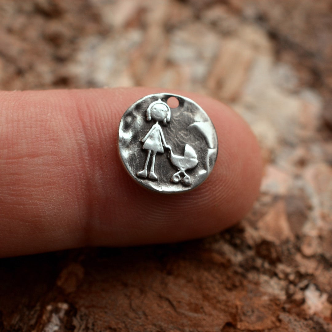 Сребърен медальон 925 „Разходка с количка“ – символ на нежност и ново начало | Бохо – рустик – скулптурно бижу | Арт Дива