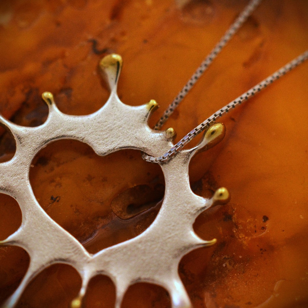 Сребърен медальон 925 „Сърце-пръски“ – талисман на творческата енергия и любовта към изкуството | Бохо – рустик – скулптурно бижу | Арт Дива