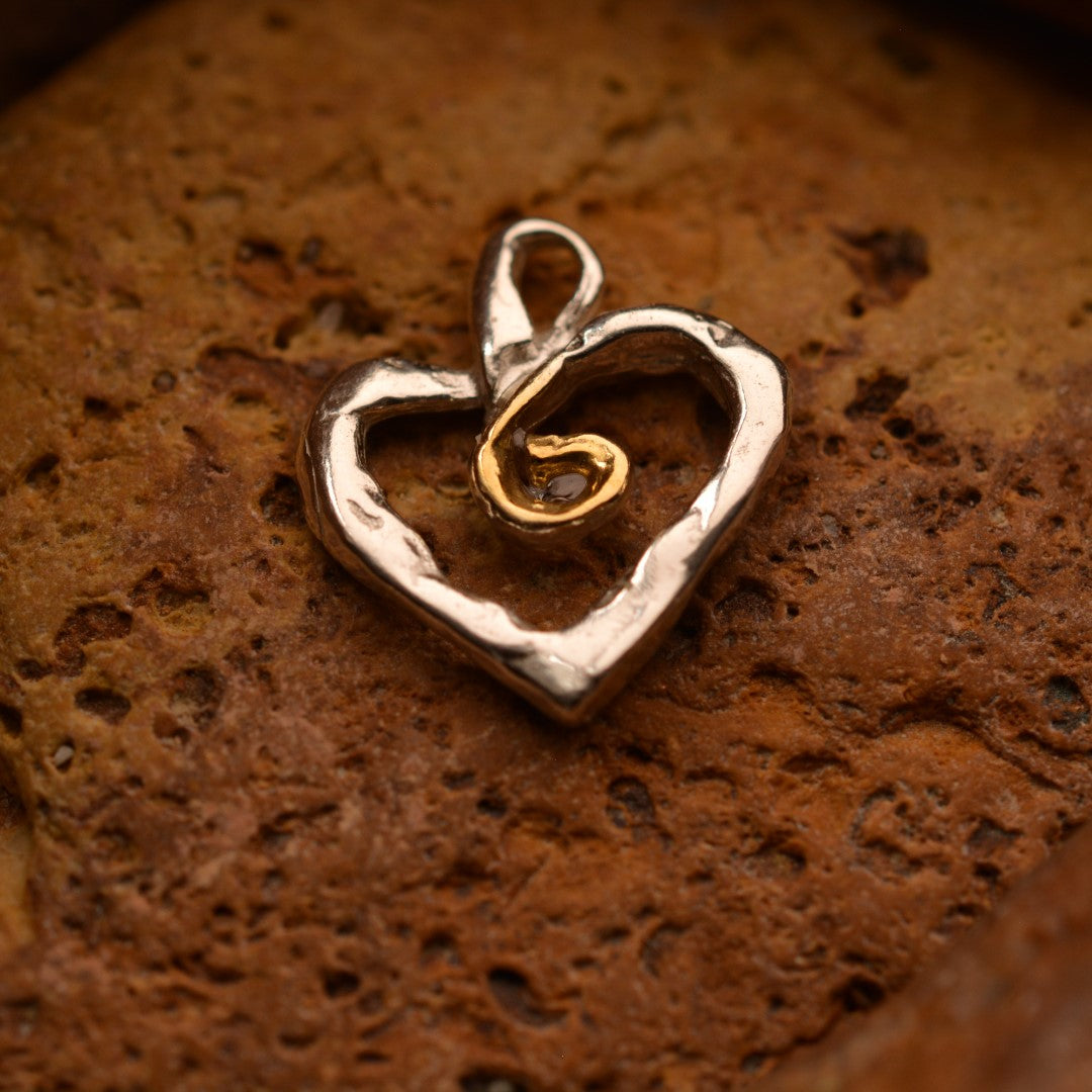 Сребърен медальон 925 „Сърце със златна спирала“ – символ на любов и вътрешна сила | Бохо – рустик – скулптурно бижу | Арт Дива