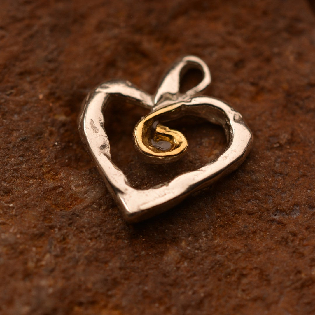 Сребърен медальон 925 „Сърце със златна спирала“ – символ на любов и вътрешна сила | Бохо – рустик – скулптурно бижу | Арт Дива