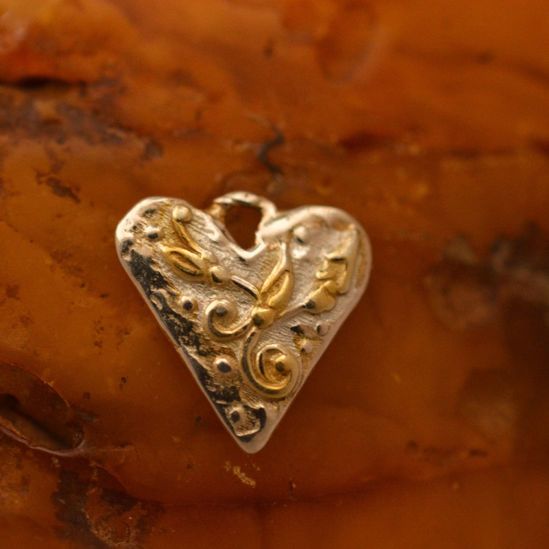 Сребърен медальон 925 „Сърце със златни орнаменти“ – символ на любов и нежност | Бохо – рустик – скулптурно бижу | Арт Дива