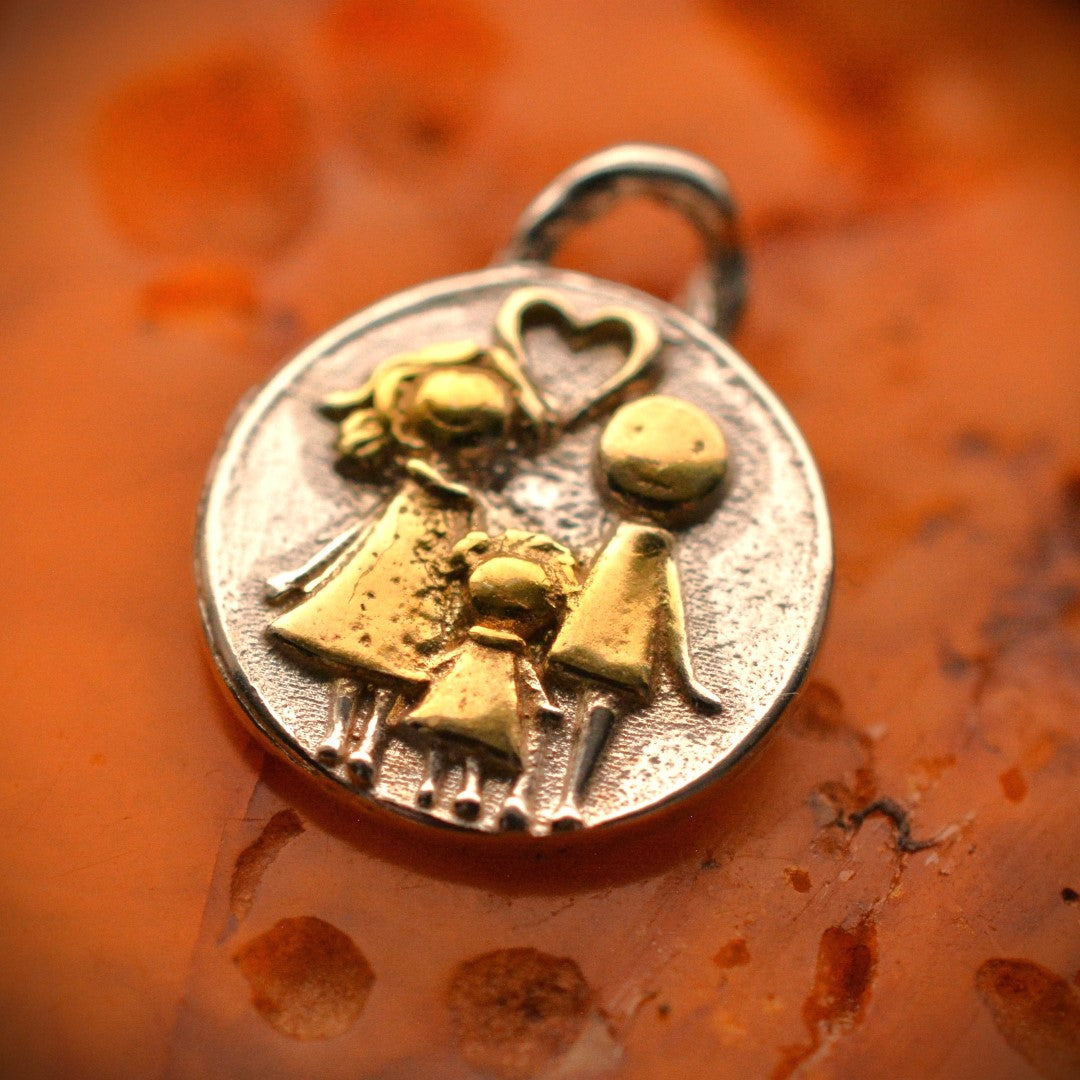 Сребърен медальон 925 семейство със златни акценти и сърце, символ на любов, единство и закрила, ръчно изработено бохо-рустик скулптурно бижу от Арт Дива.