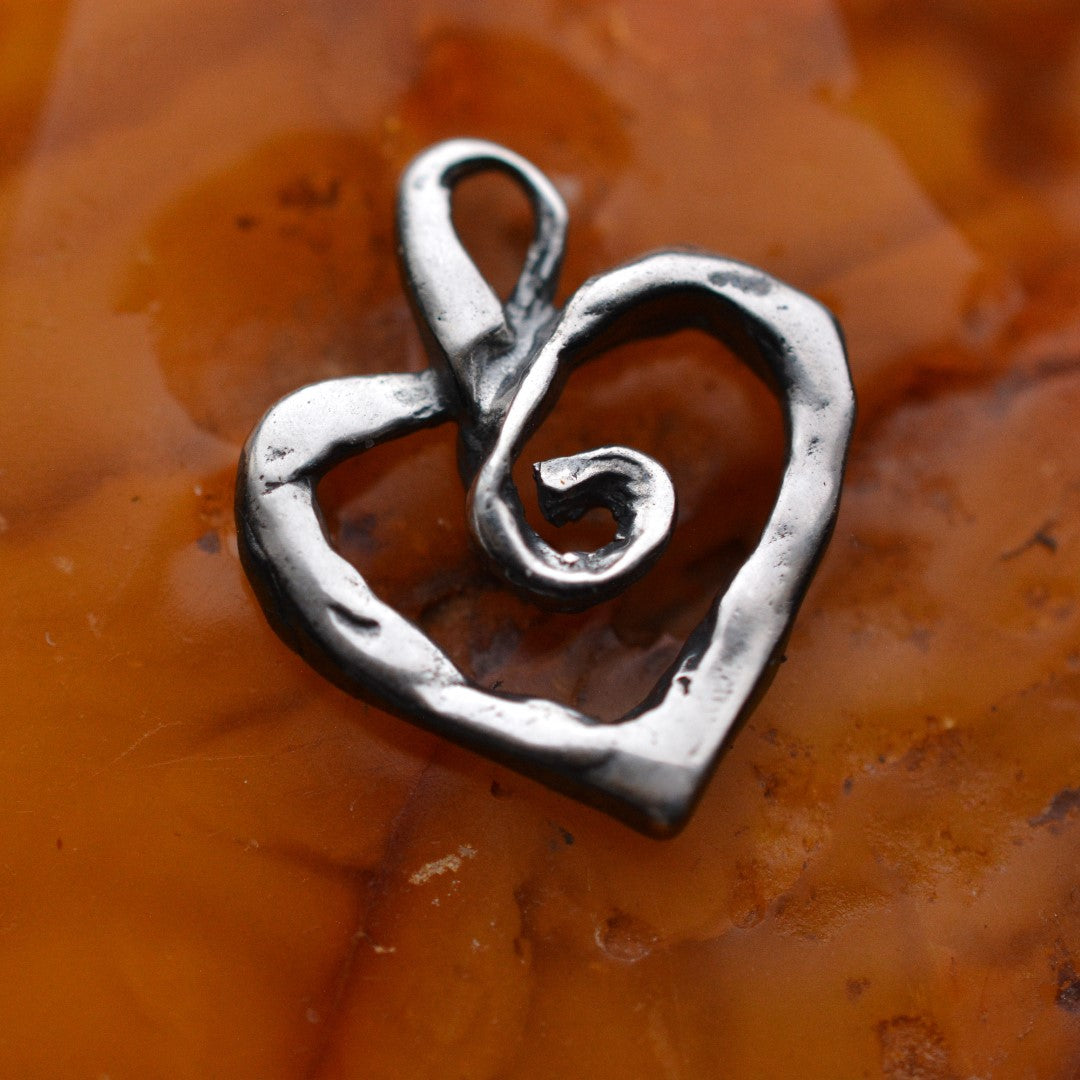 Сребърен медальон 925 „Спиралообразно сърце“ – символ на любов и духовност | Бохо – рустик – скулптурно бижу | Арт Дива