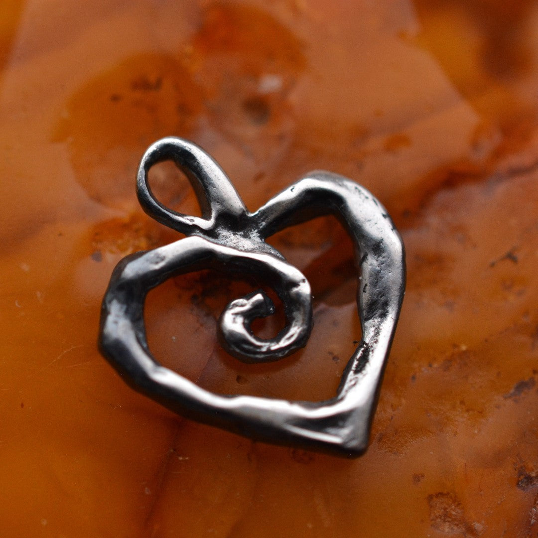 Сребърен медальон 925 „Спиралообразно сърце“ – символ на любов и духовност | Бохо – рустик – скулптурно бижу | Арт Дива