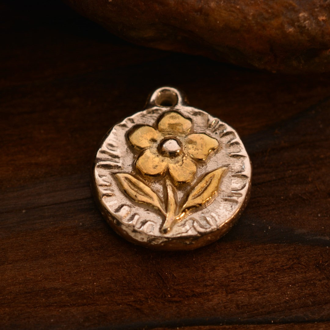 Сребърен медальон 925 „Златното цвете“ – символ на нежност и ново начало | Бохо – рустик – скулптурно бижу | Арт Дива