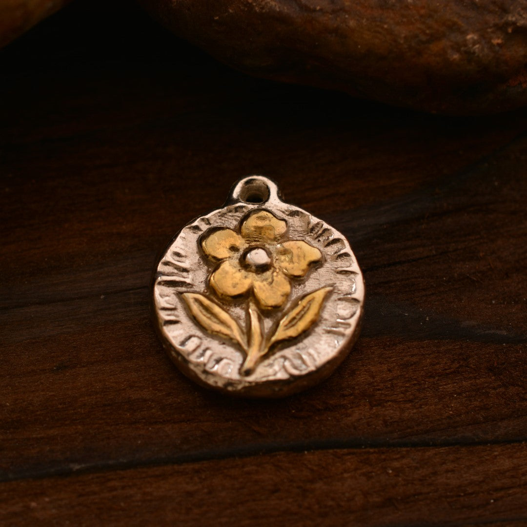 Сребърен медальон 925 „Златното цвете“ – символ на нежност и ново начало | Бохо – рустик – скулптурно бижу | Арт Дива