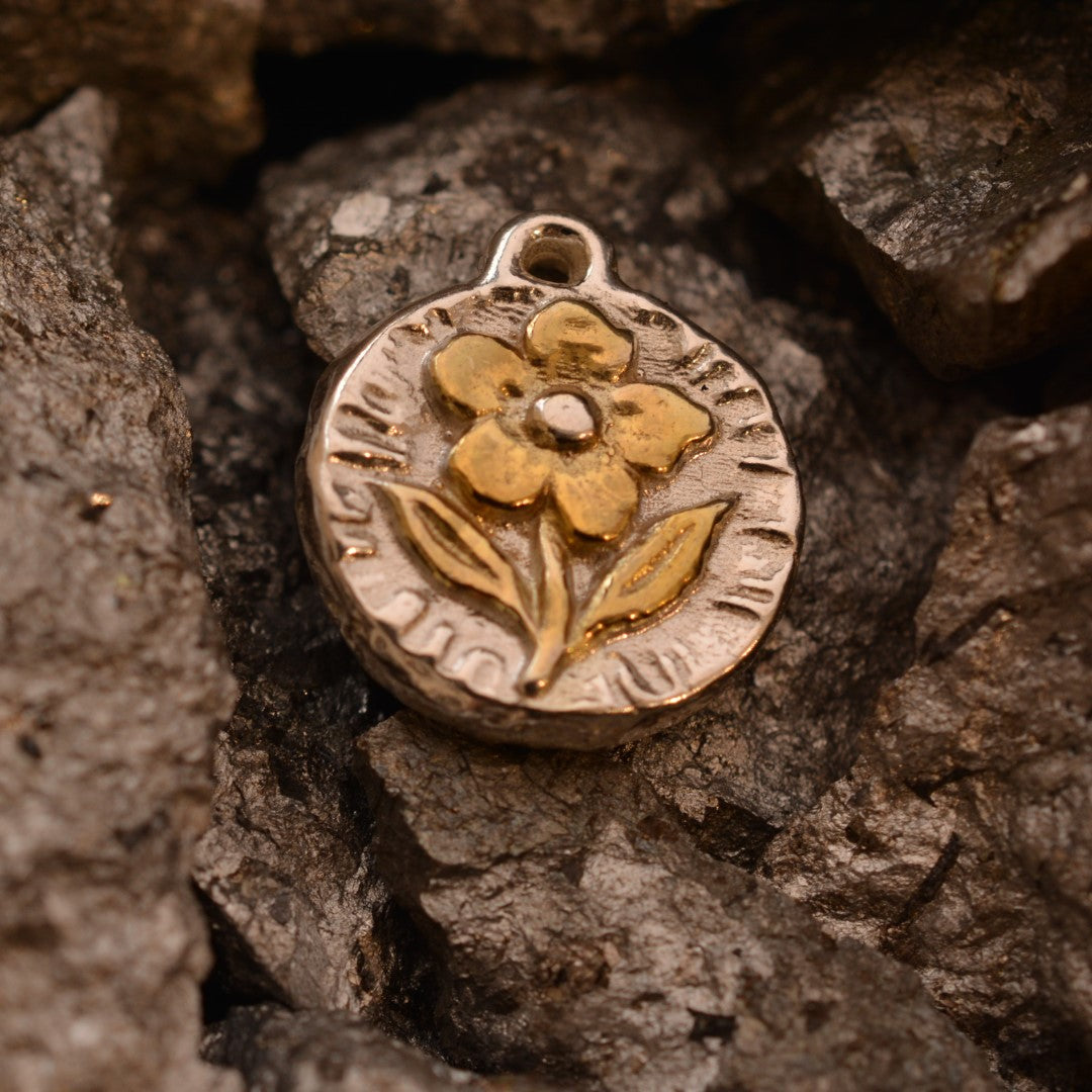 Сребърен медальон 925 „Златното цвете“ – символ на нежност и ново начало | Бохо – рустик – скулптурно бижу | Арт Дива