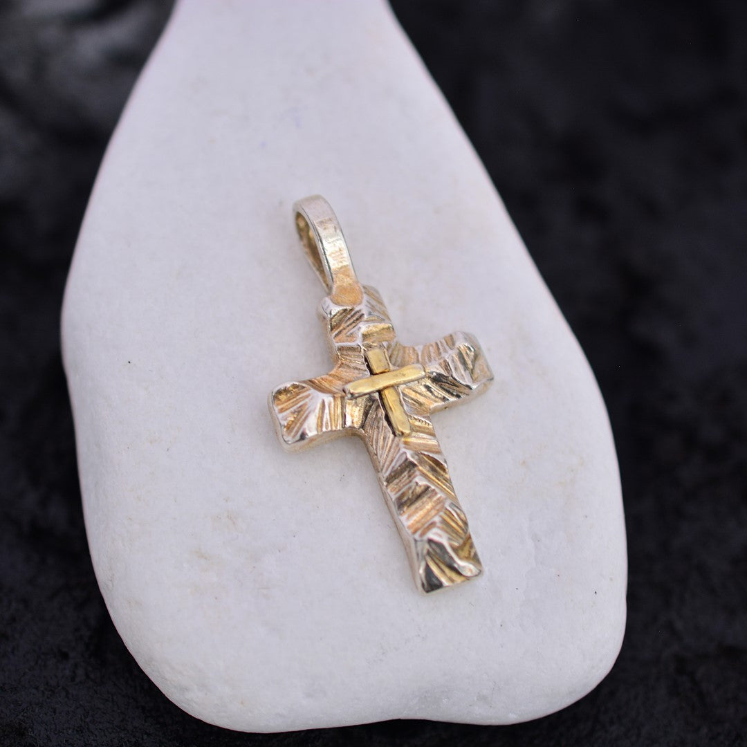 Сребърен медальон 925 „Релефен кръст със златни акценти“ | Символ на вяра и вътрешна сила | Бохо – рустик – скулптурно бижу | Арт Дива