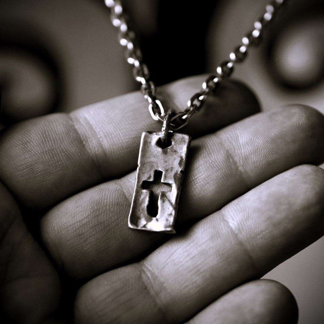 Сребърен медальон 925 „Плочка с кръст“ – мъжко бижу със сила и характер | Арт Дива