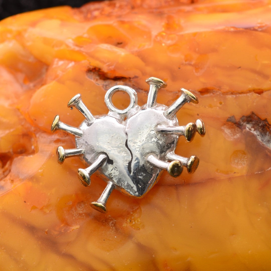 Сребърен медальон 925 „Сърце с пирони“ – символ на болка, изцеление и вътрешна сила | Бохо – рустик – скулптурно бижу | Арт Дива (златни акценти)