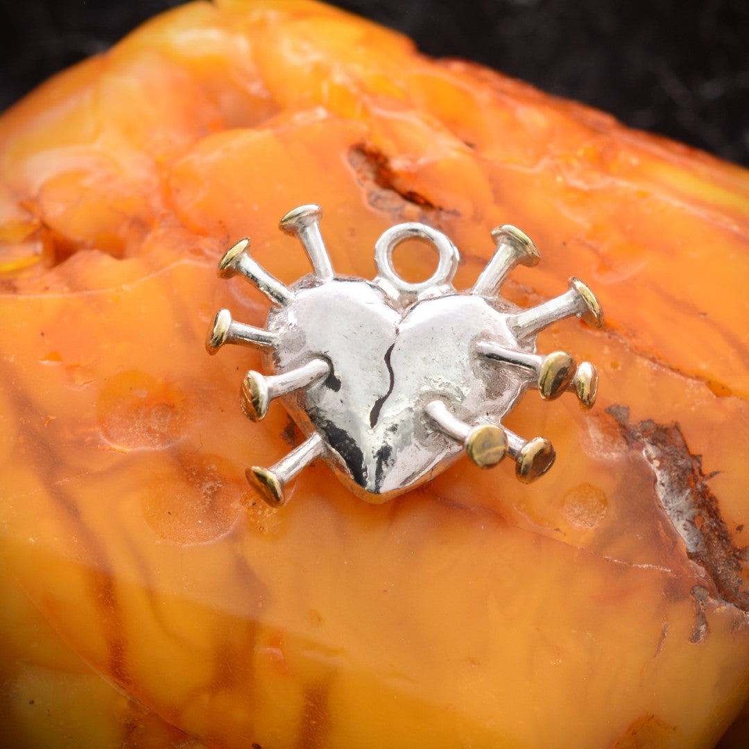 Сребърен медальон 925 „Сърце с пирони“ – символ на болка, изцеление и вътрешна сила | Бохо – рустик – скулптурно бижу | Арт Дива (златни акценти)