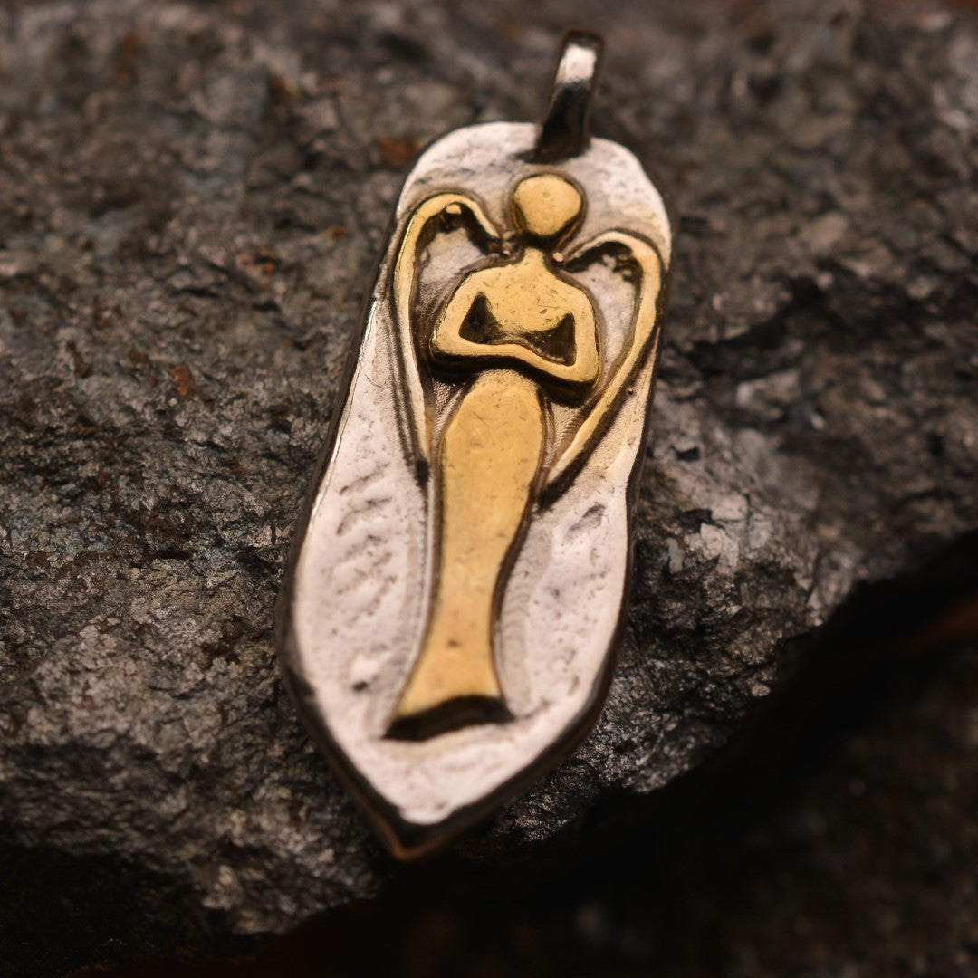 Сребърен медальон 925 „Ангел пазител“ – скулптурен талисман за защита и светлина | Ръчно полирано бижу със златни акценти | Арт Дива