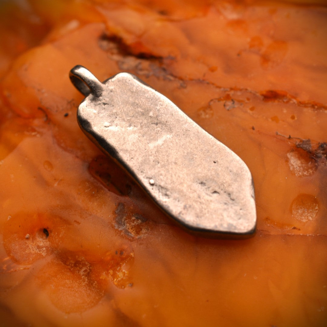 Сребърен медальон 925 „Ангел пазител“ – скулптурен талисман за защита и вътрешна сила | Оксидирано бохо–рустик бижу | Арт Дива