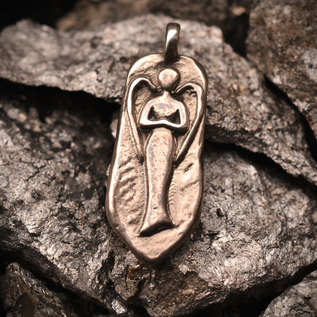 Сребърен медальон 925 „Ангел пазител“ – скулптурен талисман за защита и вътрешна сила | Оксидирано бохо–рустик бижу | Арт Дива