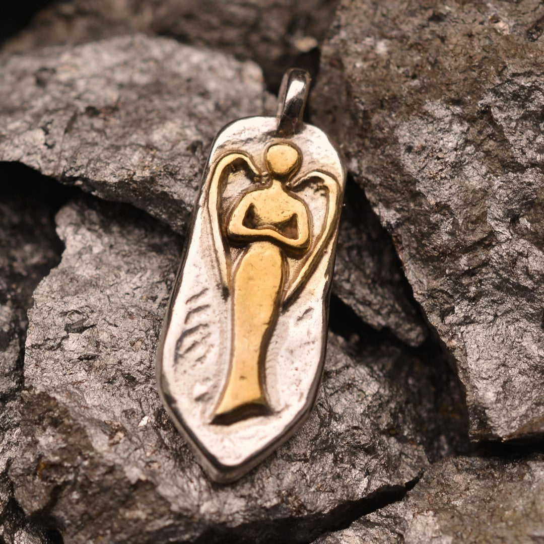 Сребърен медальон 925 „Ангел пазител“ – скулптурен талисман за защита и светлина | Ръчно полирано бижу със златни акценти | Арт Дива