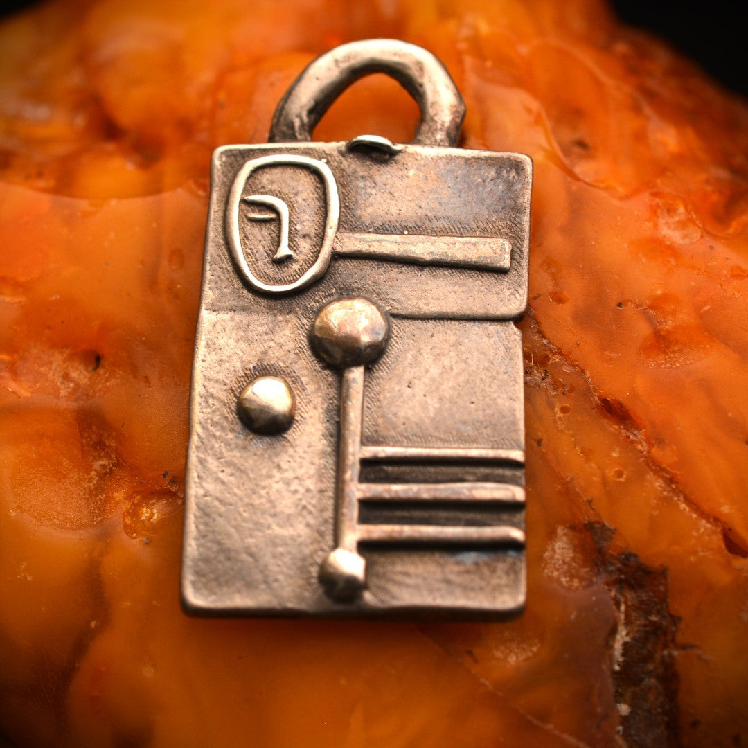 Сребърен медальон 925 „Архитектурна абстракция“ – амулет за креативност, индивидуализъм и модерно излъчване | Скулптурно бохо-рустик бижу | Арт Дива