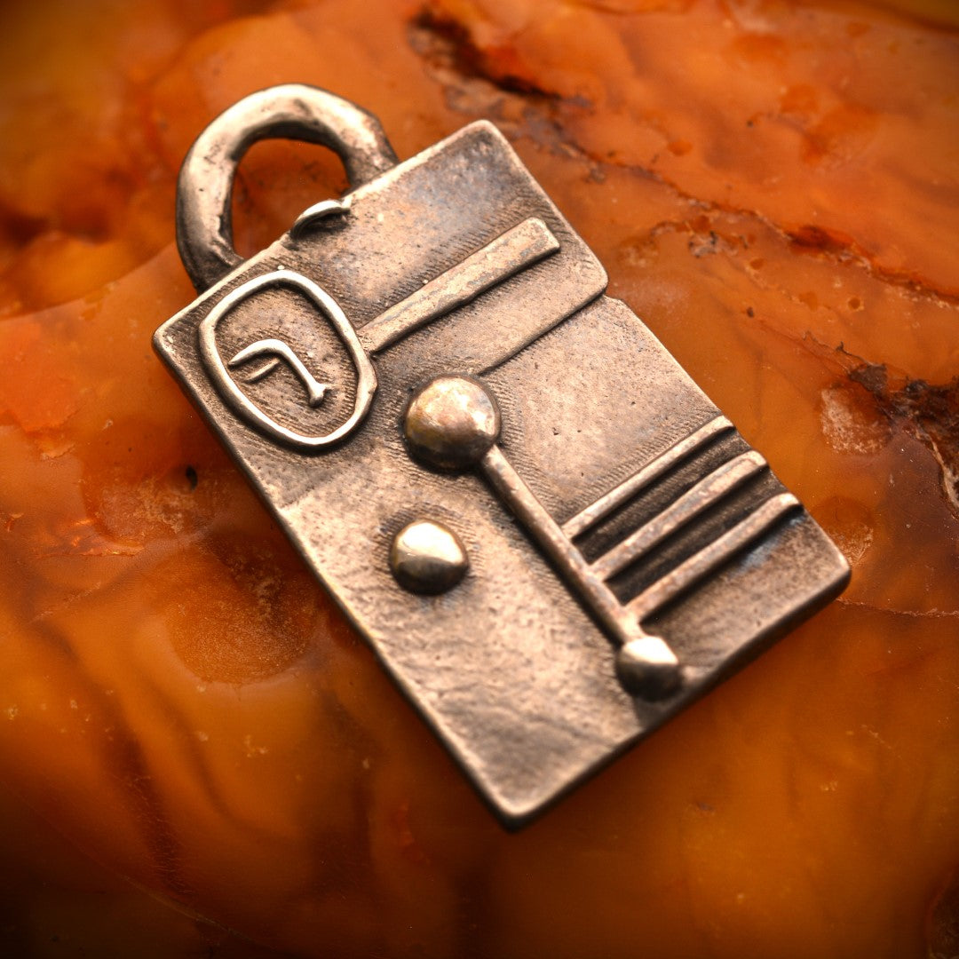 Сребърен медальон 925 „Архитектурна абстракция“ – амулет за креативност, индивидуализъм и модерно излъчване | Скулптурно бохо-рустик бижу | Арт Дива