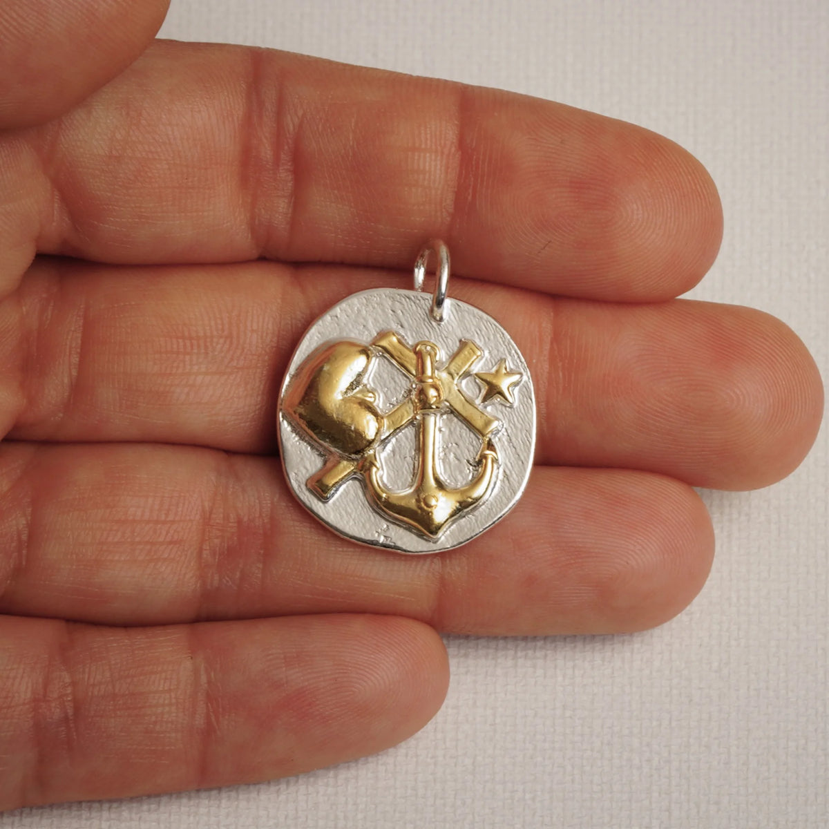 Сребърен медальон 925 „Вяра, Любов и Надежда“ – морски талисман със златни акценти | Бохо – рустик – скулптурно бижу | Арт Дива