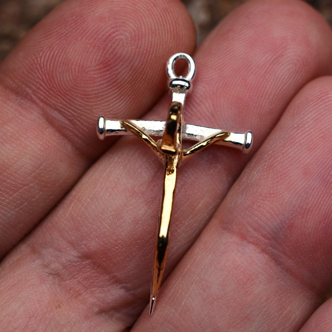 Сребърен медальон 925 кръст „Изкована вяра“ символ на сила и вяра Арт Дива