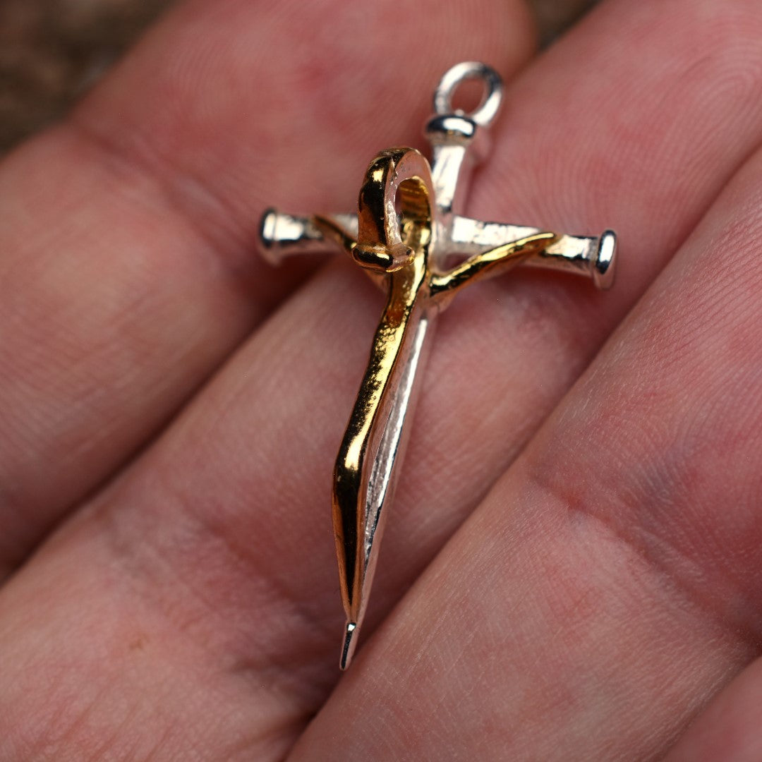 Сребърен медальон 925 кръст „Изкована вяра“ символ на сила и вяра Арт Дива