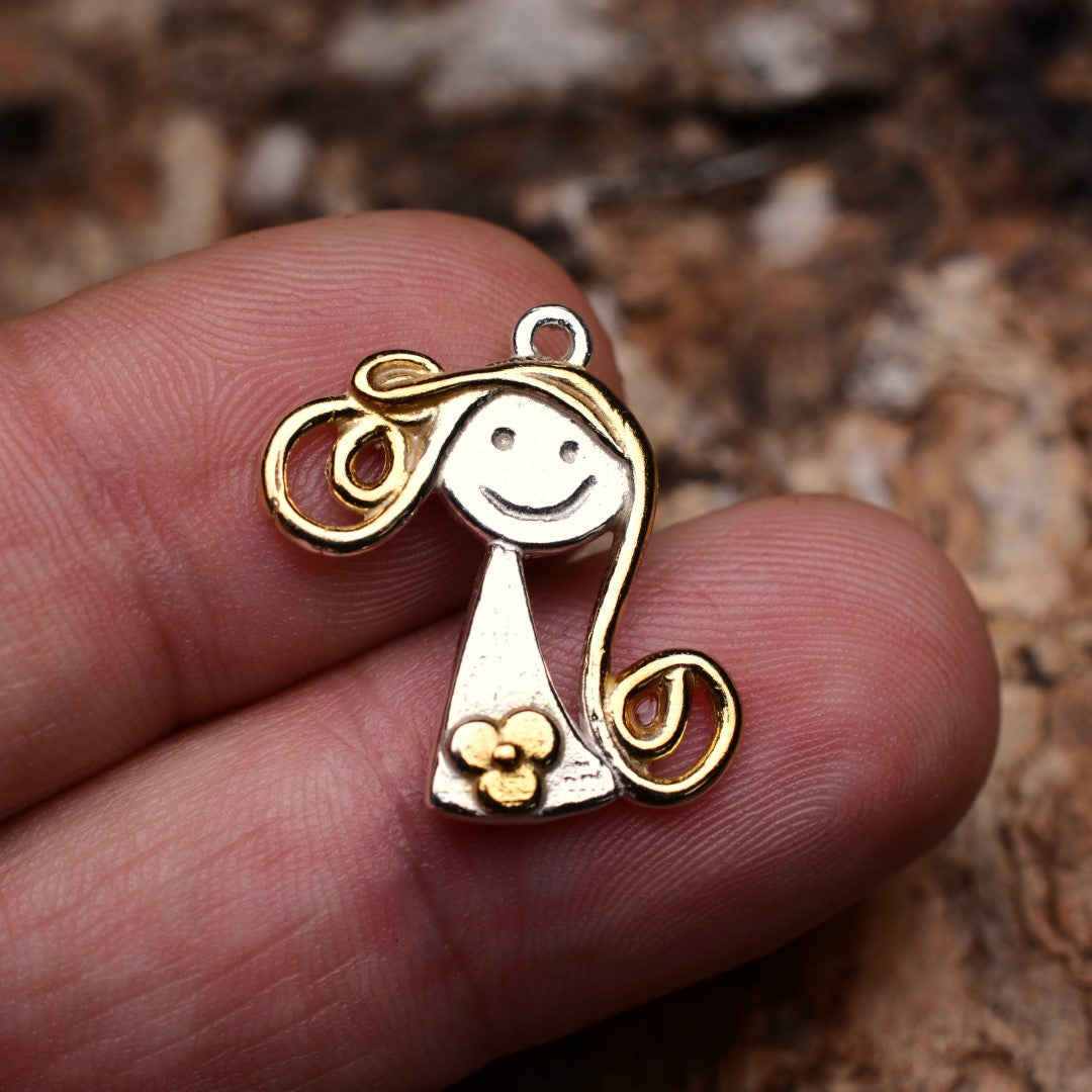 Сребърен медальон 925 Малка усмивка със златни акценти, символ на приятелство и обич, ръчно изработено бохо рустик скулптурно бижу от Арт Дива