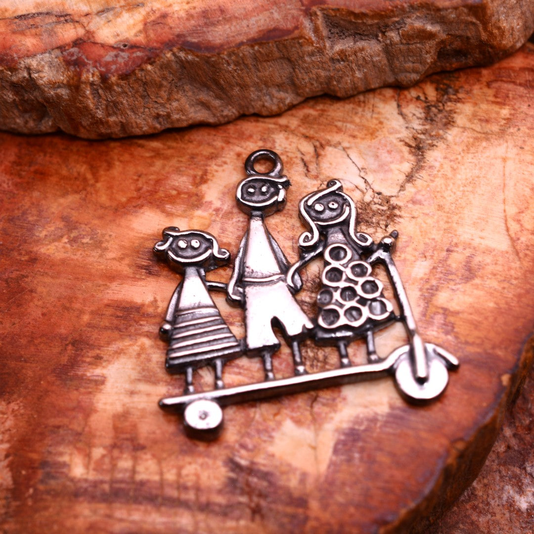 Сребърен медальон 925 „Заедно напред“ | Талисман на братската любов | Бохо – рустик – скулптурно бижу | Арт Дива