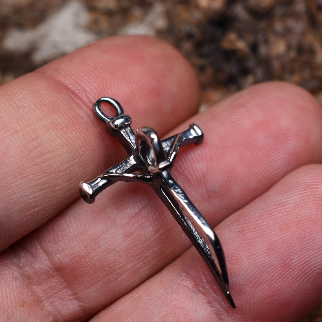 Сребърен медальон 925 кръст „Изкована вяра“ талисман за сила и вяра подарък за мъж Арт Дива