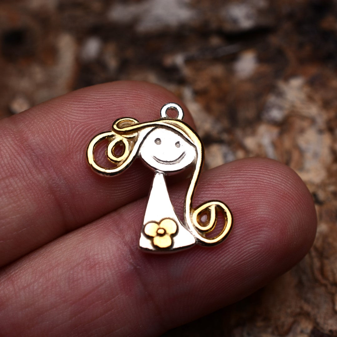 Сребърен медальон 925 „Малка усмивка“ със златни акценти | Талисман за най-добра приятелка, майка или сестриче | Бохо – рустик – скулптурно бижу, ръчна изработка | Арт Дива