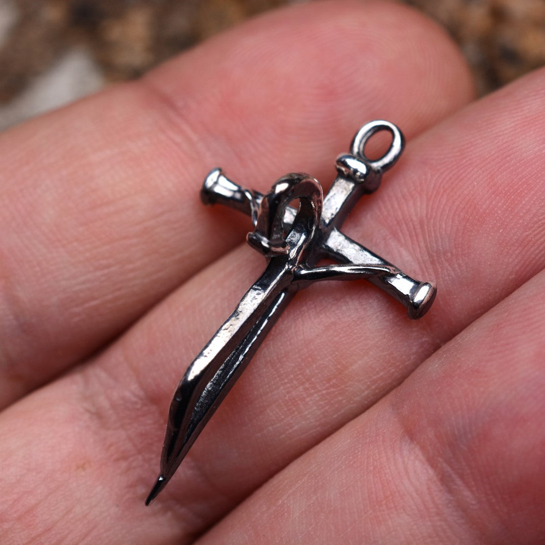 Сребърен медальон 925 кръст „Изкована вяра“ талисман за сила и вяра подарък за мъж Арт Дива
