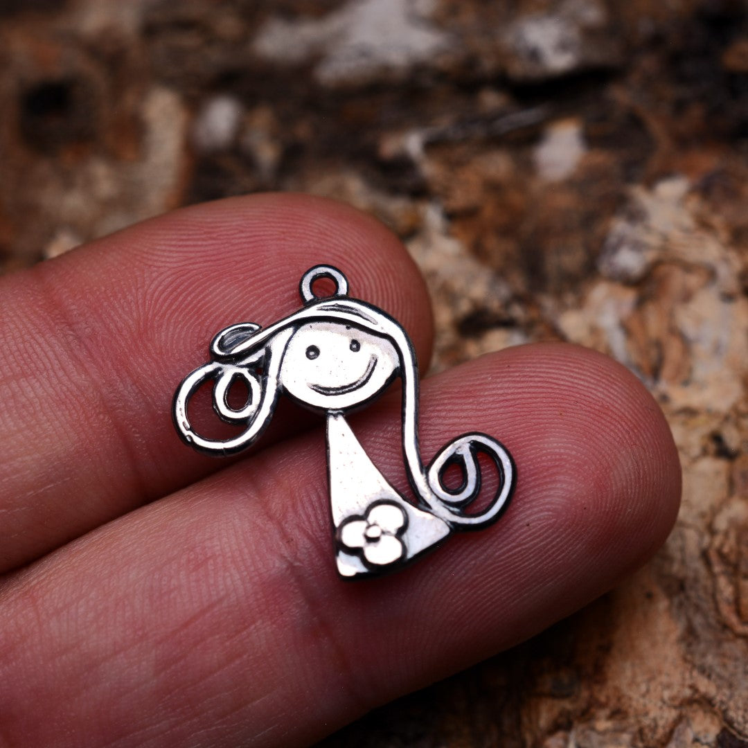 Сребърен медальон 925 „Малка усмивка“ | Талисман на приятелството и обичта | Бохо – рустик – скулптурно бижу | Арт Дива