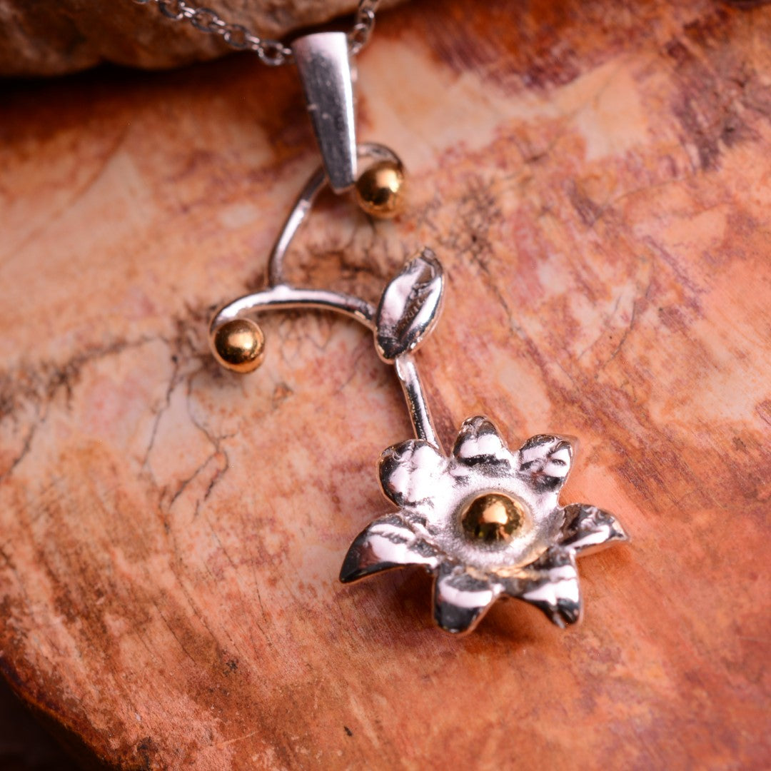 Сребърен медальон 925 „Нежен цвят“ | Талисман на новото начало и нежността | Бохо – рустик – скулптурно бижу | Арт Дива