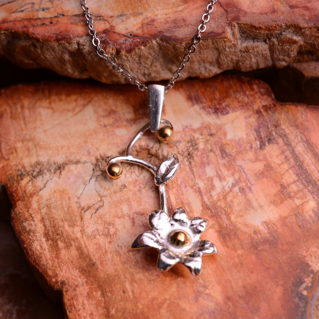 Сребърен медальон 925 „Нежен цвят“ | Талисман на новото начало и нежността | Бохо – рустик – скулптурно бижу | Арт Дива