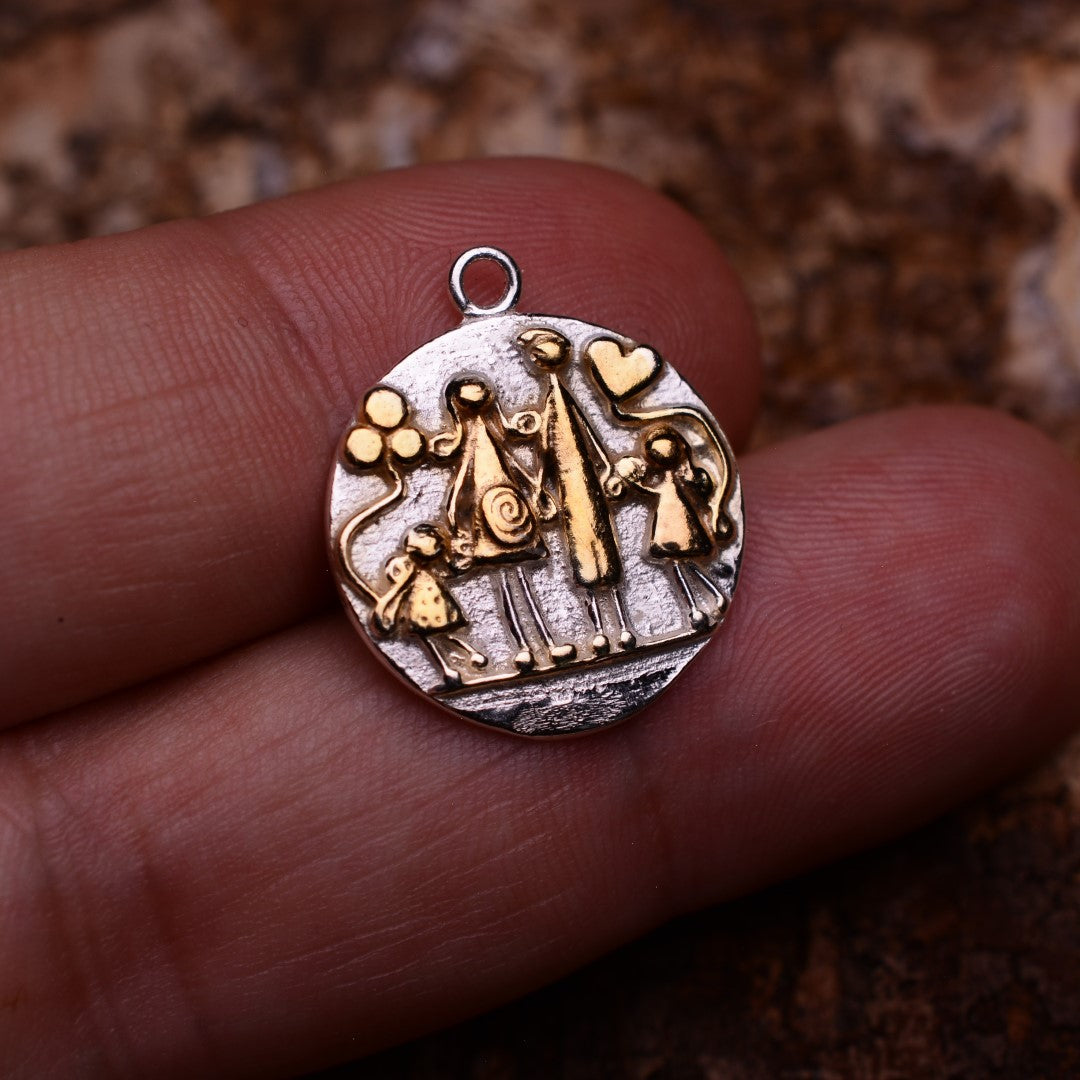 Сребърен медальон 925 „Нашето семейство“ | Талисман на любовта и единството | Бохо – рустик – скулптурно бижу | Арт Дива
