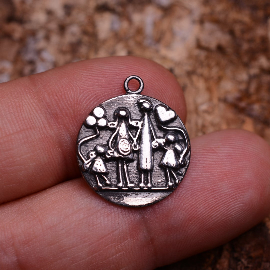 Сребърен медальон 925 четиричленно семейство, символ на любов и единство, частично оксидирано бохо рустик скулптурно бижу от Арт Дива
