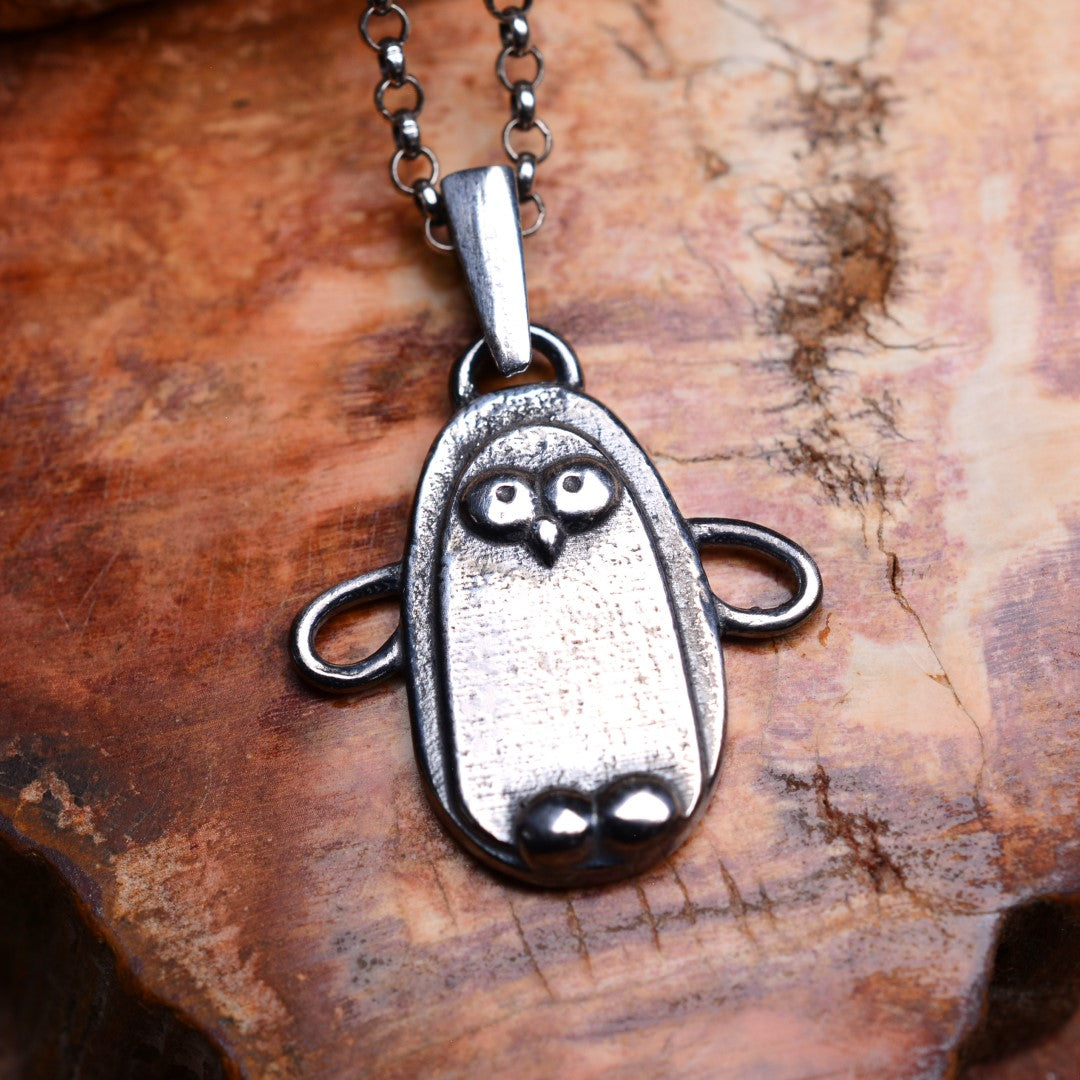 Сребърен медальон 925 Пингвин, символ на вярност и вечна любов, частично оксидирано бохо рустик скулптурно бижу от Арт Дива, подходящ за колие или гривна