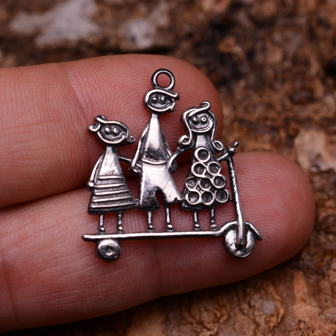 Сребърен медальон 925 братче с две сестрички, символ на братска любов, частично оксидирано бохо рустик скулптурно бижу от Арт Дива