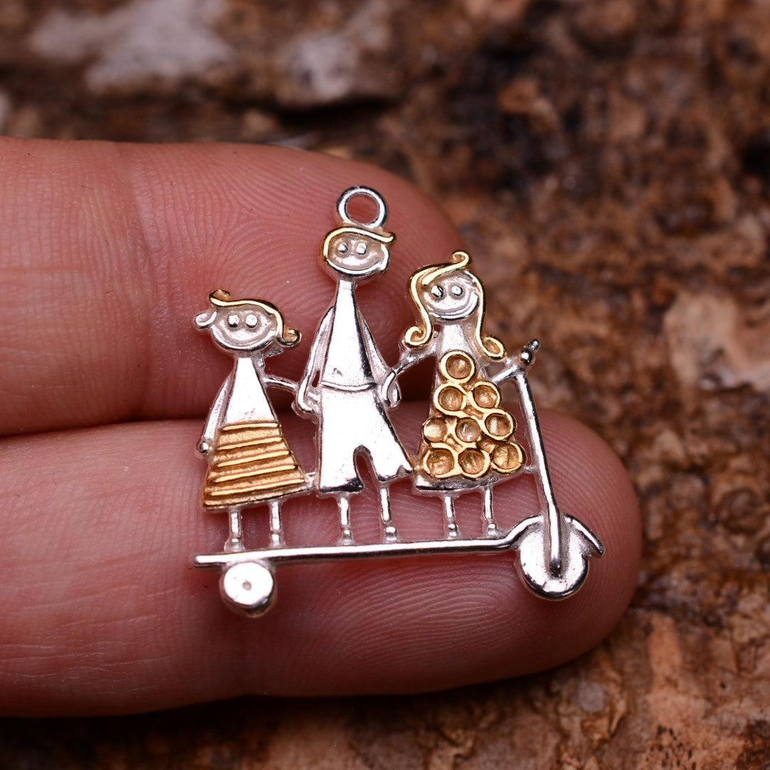 Сребърен медальон 925 братче с две сестрички със златни акценти, символ на братска любов, бохо рустик скулптурно бижу от Арт Дива