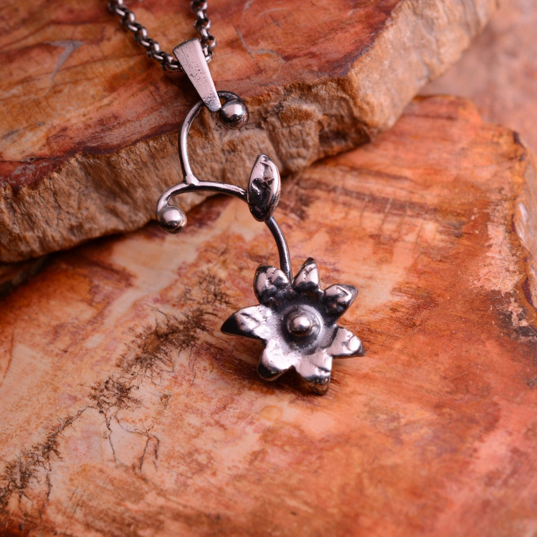 Сребърен медальон 925 „Диво цвете“ | Талисман на вътрешната сила и новото начало | Бохо – рустик – скулптурно бижу | Арт Дива