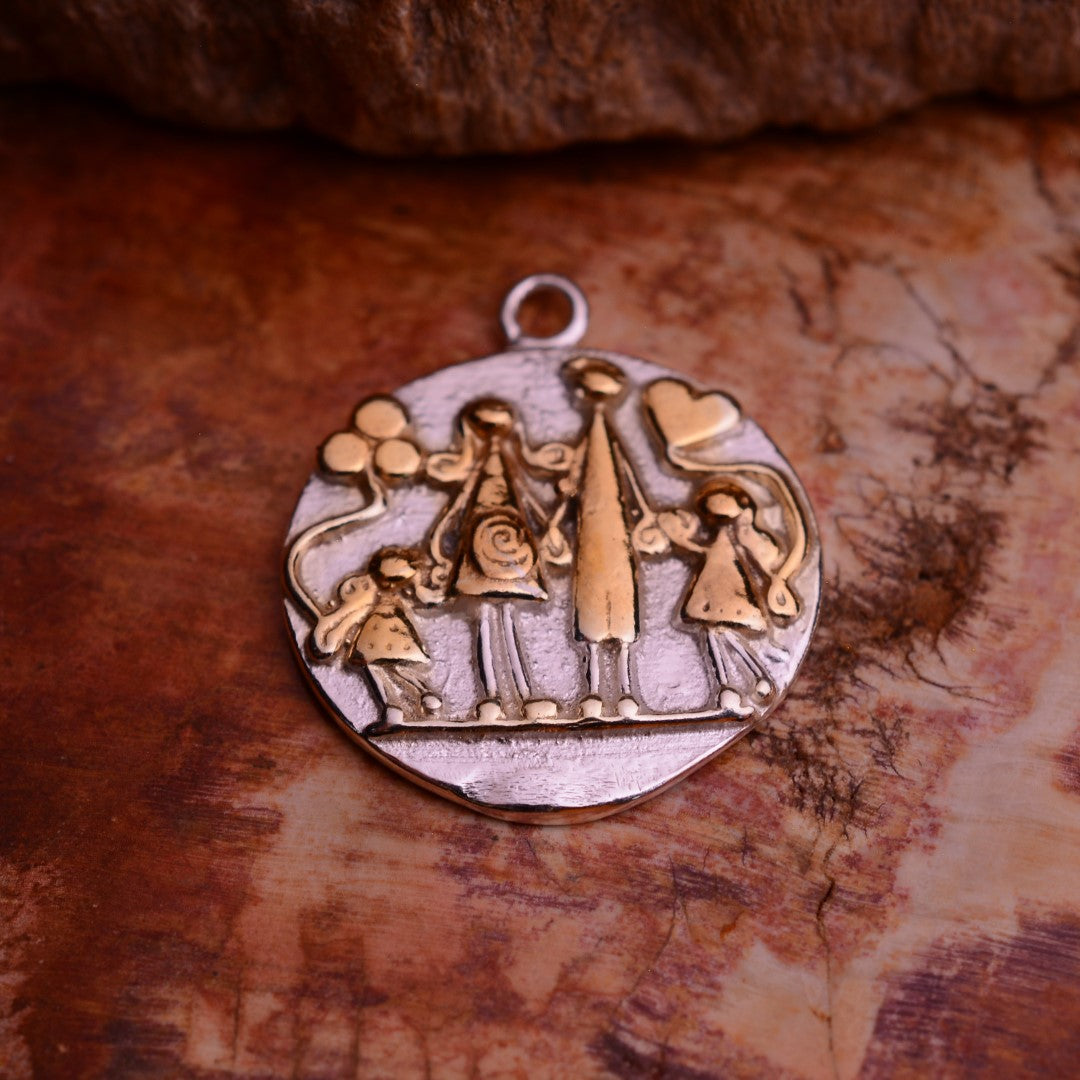 Сребърен медальон 925 четиричленно семейство със златни акценти, символ на любов и единство, бохо рустик скулптурно бижу от Арт Дива