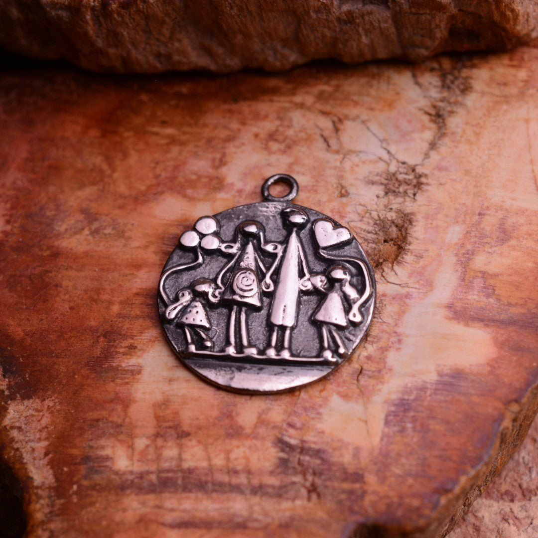 Сребърен медальон 925 „Нашето семейство“ | Талисман на любовта и единството | Бохо – рустик – скулптурно бижу | Арт Дива