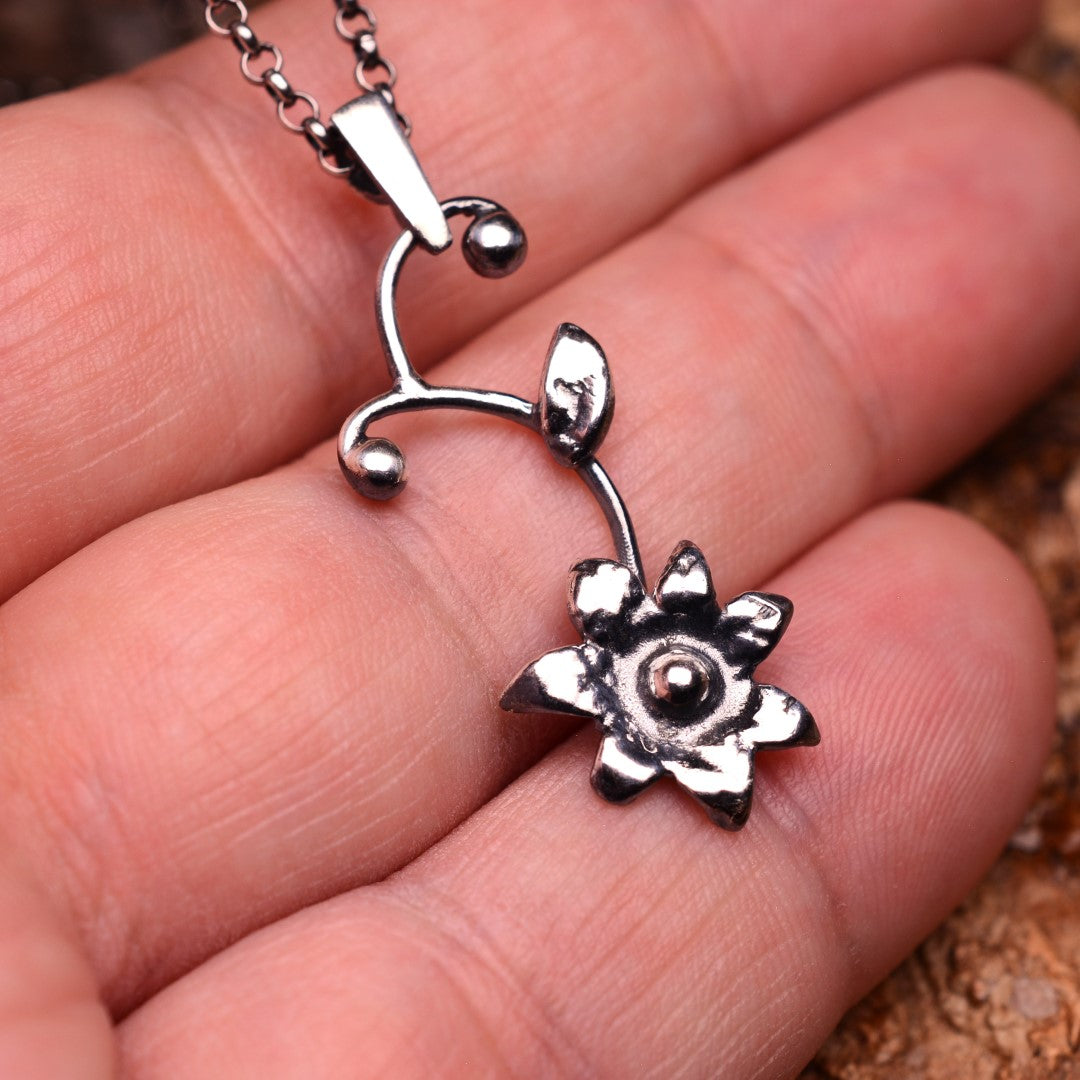 Сребърен медальон 925 диво цвете, символ на вътрешна сила и ново начало, частично оксидирано бохо рустик скулптурно бижу от Арт Дива