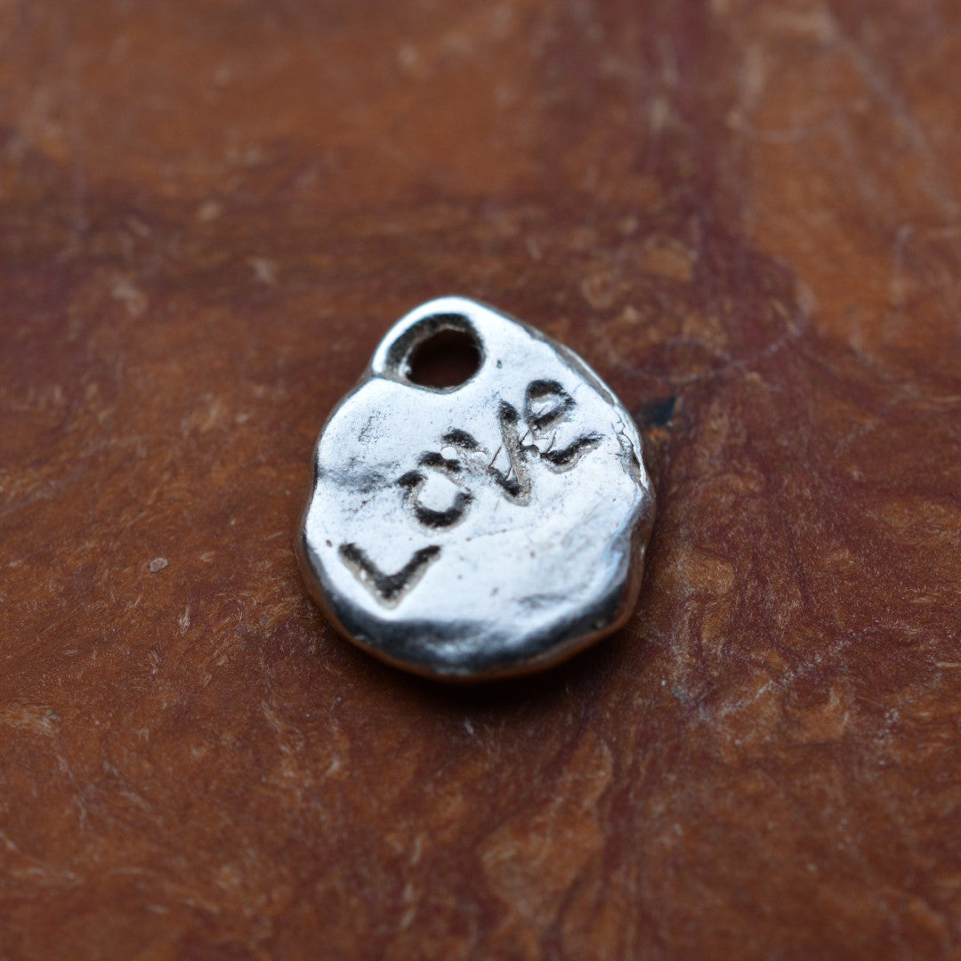 Сребърен медальон 925 „Златно сърце Love“ | Амулет на любов и светлина | Ръчно изработено бижу със златни акценти от ArtDiva | Бохо – Рустик – Скулптурно бижу