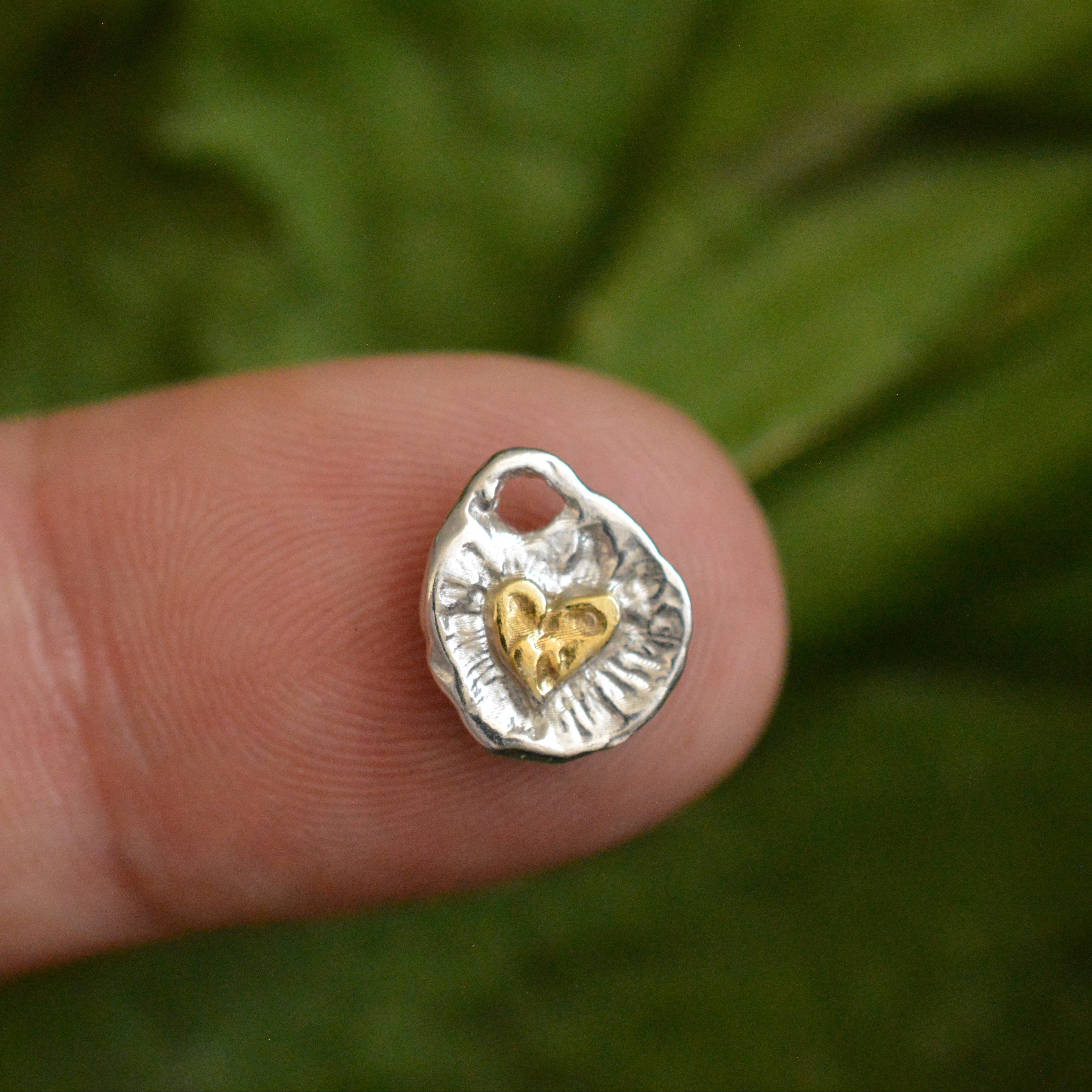 Сребърен медальон 925 „Златно сърце Love“ | Амулет на любов и светлина | Ръчно изработено бижу със златни акценти от ArtDiva | Бохо – Рустик – Скулптурно бижу