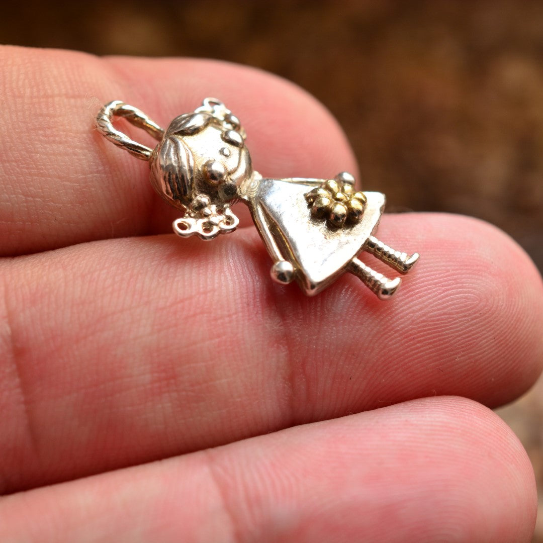 „Момиченце с цвете“ – сребърен медальон 925 със златни акценти | Талисман на радостта, чистата обич и детската невинност | Амулет на връзката между майка и дъщеря | Бохо – Рустик – Скулптурни бижута | Арт Дива