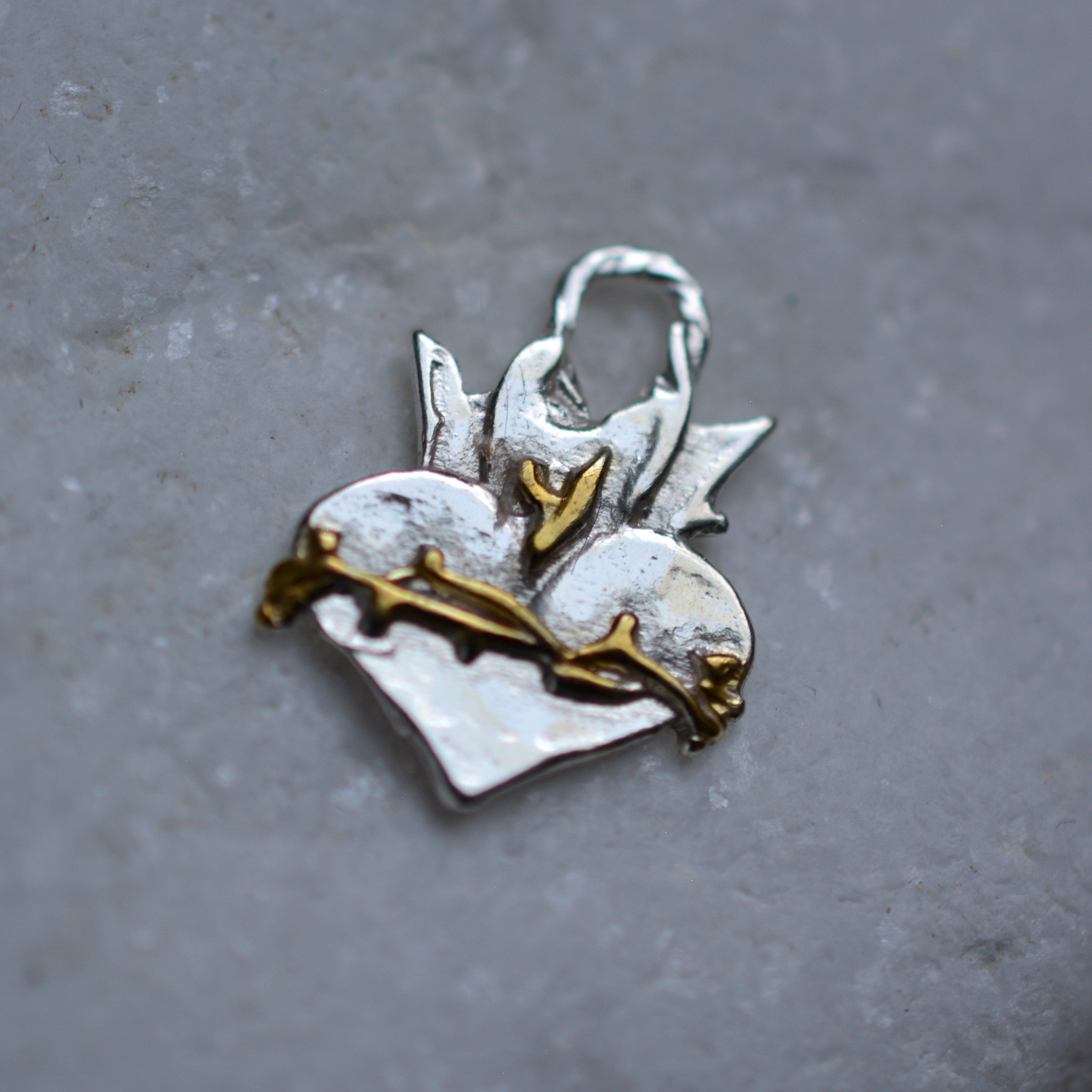 Сребърен медальон 925 „Светото Сърце“ – християнски талисман за вяра, надежда и закрила | Бохо – рустик – скулптурно бижу | Арт Дива