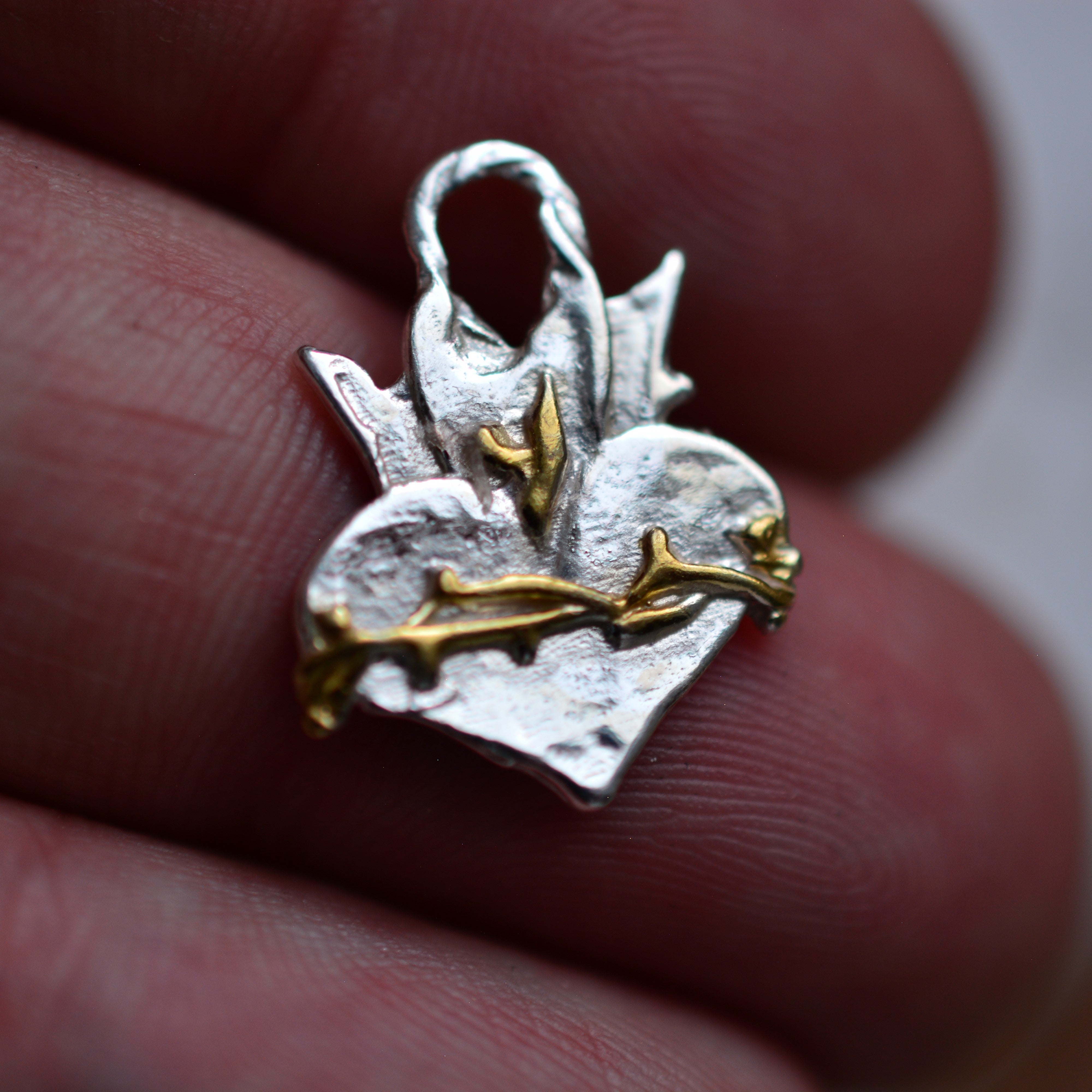 Сребърен медальон 925 „Светото Сърце“ – християнски талисман за вяра, надежда и закрила | Бохо – рустик – скулптурно бижу | Арт Дива