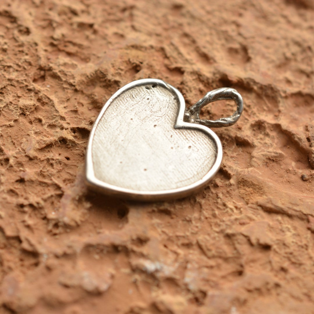 Сребърен медальон 925 „Майчина любов“ | Талисман за новородено и първо раждане | Амулет на нежността и закрилата | Ръчно изработено бижу от Арт Дива | Бохо – Рустик – Скулптурно бижу